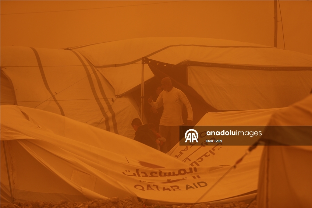 غزة.. عاصفة رملية تضاعف مأساة الناجين من حرب الإبادة في مخيمات النزوح