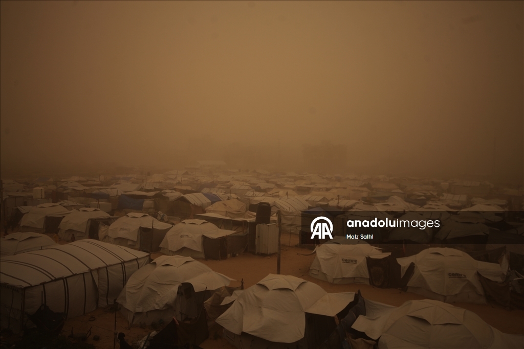 غزة.. عاصفة رملية تضاعف مأساة الناجين من حرب الإبادة في مخيمات النزوح