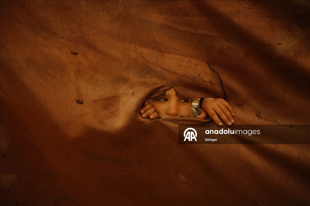 غزة.. عاصفة رملية تضاعف مأساة الناجين من حرب الإبادة في مخيمات النزوح