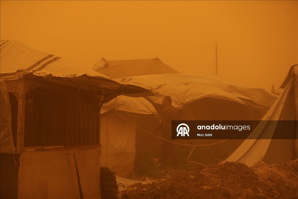 غزة.. عاصفة رملية تضاعف مأساة الناجين من حرب الإبادة في مخيمات النزوح