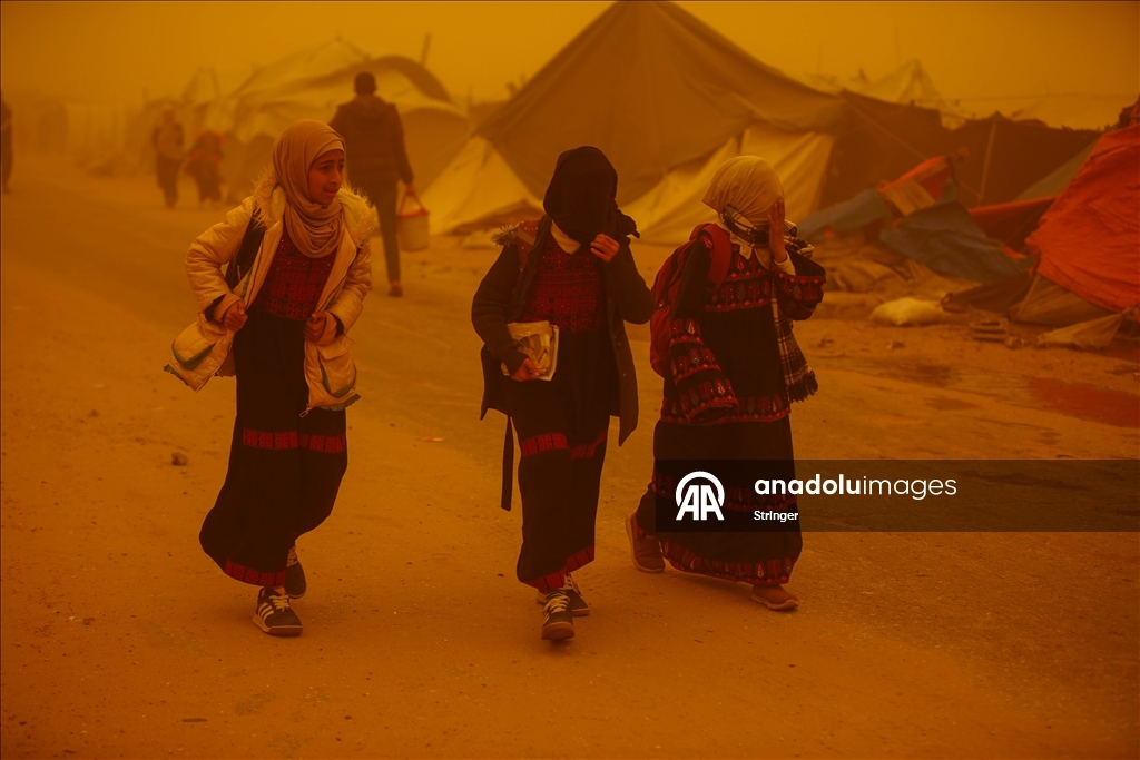 غزة.. عاصفة رملية تضاعف مأساة الناجين من حرب الإبادة في مخيمات النزوح