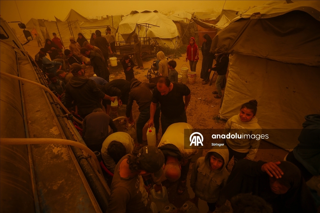 غزة.. عاصفة رملية تضاعف مأساة الناجين من حرب الإبادة في مخيمات النزوح