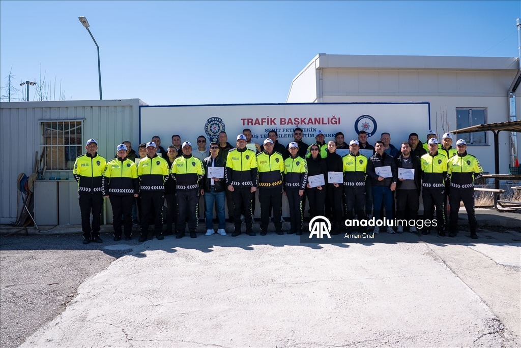 Trafik polisleri, zorlu parkurlarla sahada karşılaşabilecekleri senaryolara hazırlanıyor