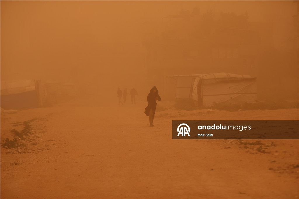 غزة.. عاصفة رملية تضاعف مأساة الناجين من حرب الإبادة في مخيمات النزوح