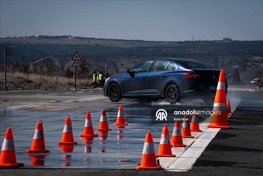 Trafik polisleri, zorlu parkurlarla sahada karşılaşabilecekleri senaryolara hazırlanıyor