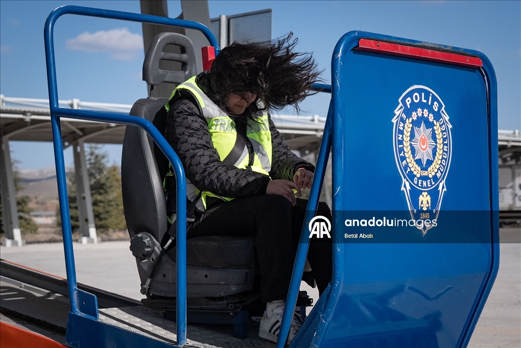 Trafik polisleri, zorlu parkurlarla sahada karşılaşabilecekleri senaryolara hazırlanıyor