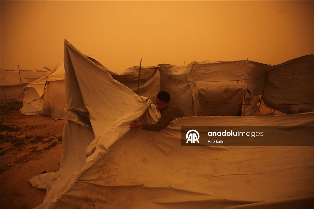 غزة.. عاصفة رملية تضاعف مأساة الناجين من حرب الإبادة في مخيمات النزوح