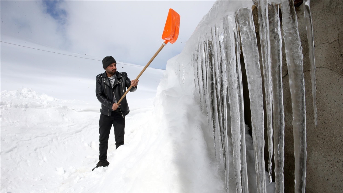 Türkiye'nin en yüksek rakımlı mahallelerinden Kışkılı'da baharda da karla mücadele sürüyor