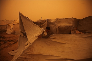 غزة.. عاصفة رملية تضاعف مأساة الناجين من حرب الإبادة في مخيمات النزوح