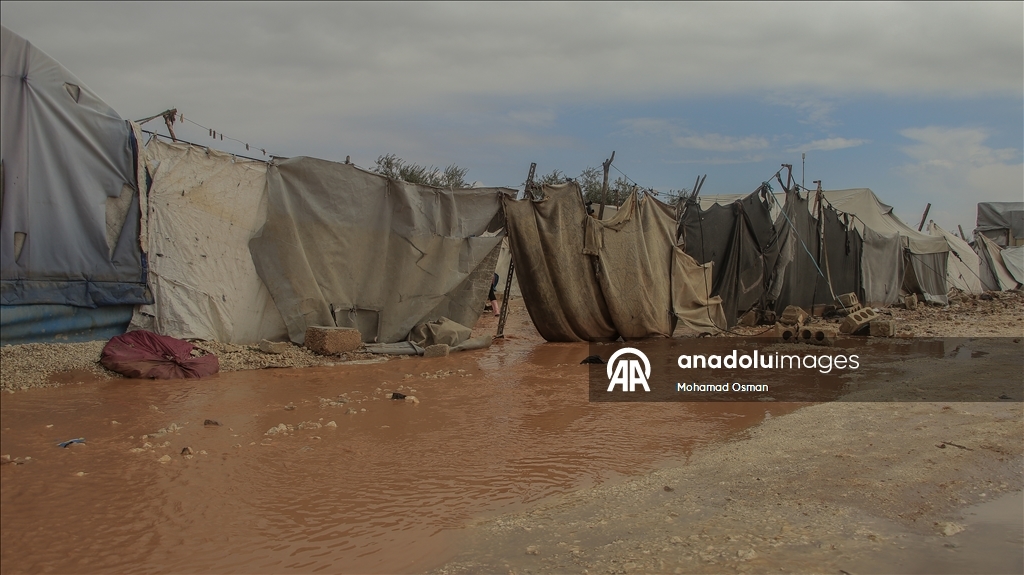 Suriye'de Halep’in kuzeyinde sel nedeniyle sığınmacıların kampları su altında kaldı