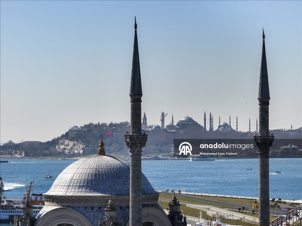 جامع "طولمه باغجه"… جوهرة عثمانية على ضفاف البوسفور