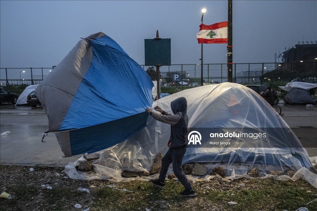 İsrail saldırıları nedeniyle evlerini terk etmek zorunda kalan Lübnanlılar, günlerini sokakta geçiriyor