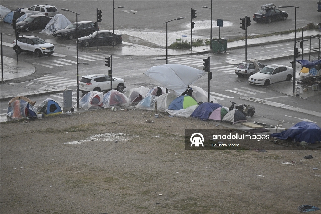 İsrail saldırıları nedeniyle evlerini terk etmek zorunda kalan Lübnanlılar, günlerini sokak ve parklarda geçiriyor