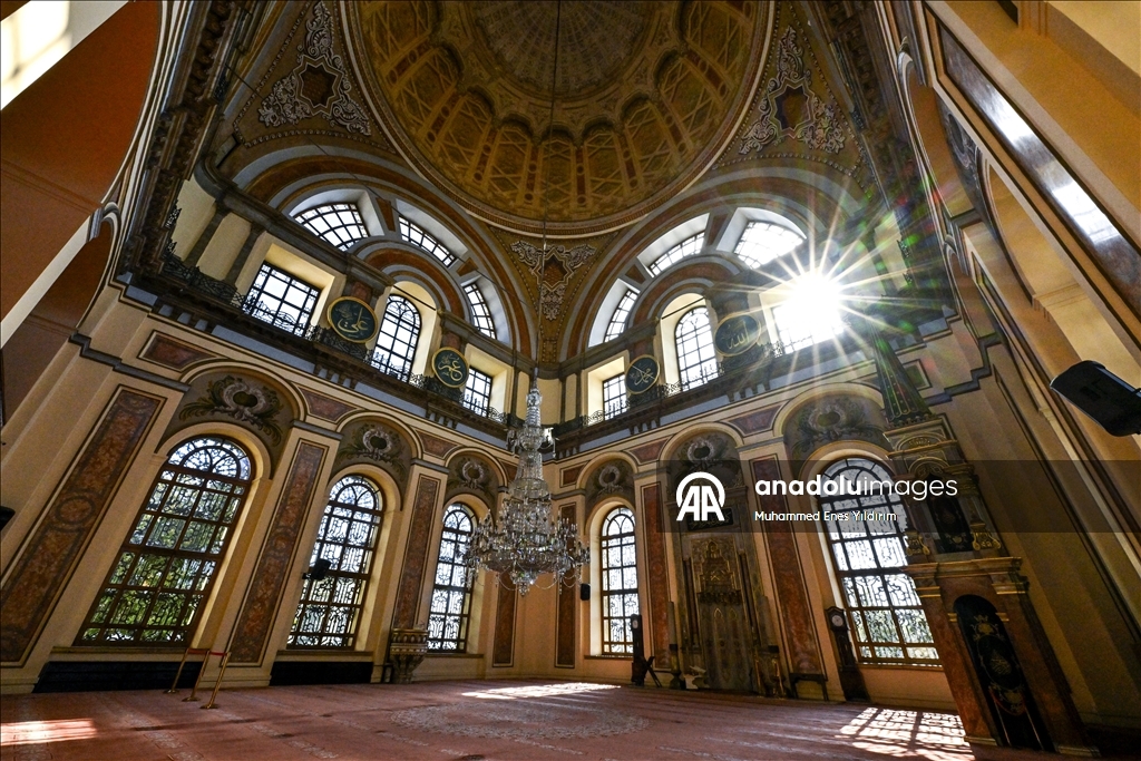 جامع "طولمه باغجه"… جوهرة عثمانية على ضفاف البوسفور