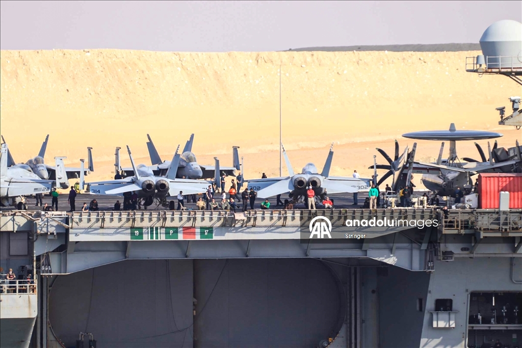 ABD uçak gemisi, Süveyş Kanalı'ndan geçerken görüntülendi 7