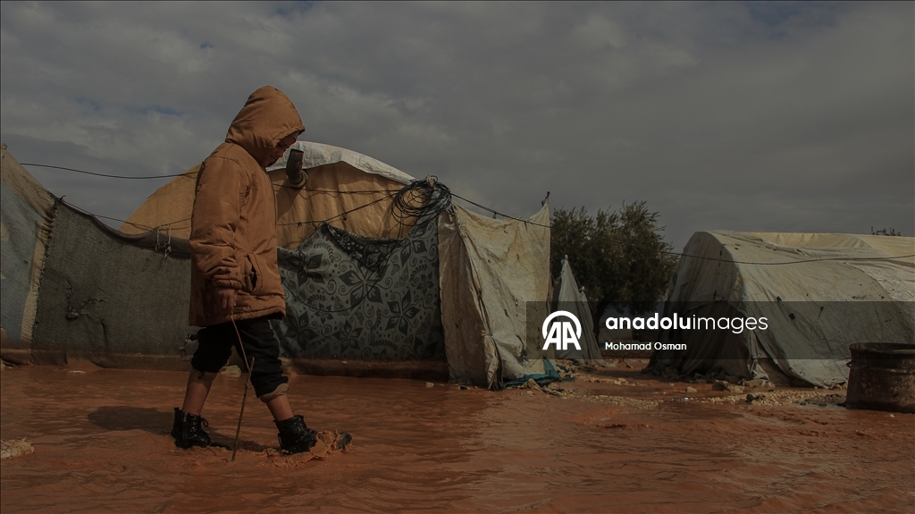 Suriye'de Halep’in kuzeyinde sel nedeniyle sığınmacıların kampları su altında kaldı