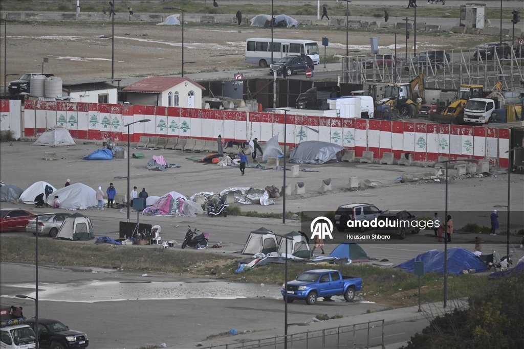 İsrail saldırıları nedeniyle evlerini terk etmek zorunda kalan Lübnanlılar, günlerini sokak ve parklarda geçiriyor