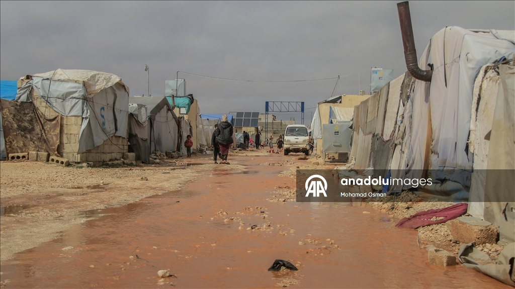Suriye'de Halep’in kuzeyinde sel nedeniyle sığınmacıların kampları su altında kaldı