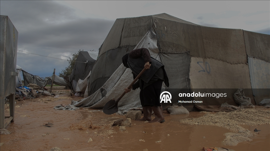 Suriye'de Halep’in kuzeyinde sel nedeniyle sığınmacıların kampları su altında kaldı