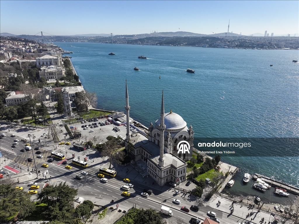 جامع "طولمه باغجه"… جوهرة عثمانية على ضفاف البوسفور