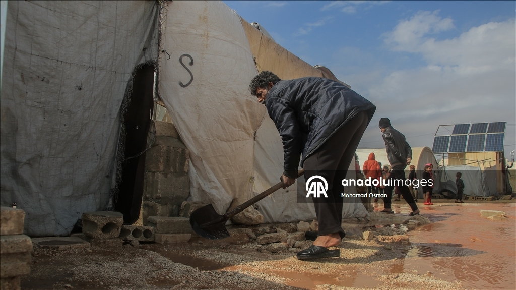 Suriye'de Halep’in kuzeyinde sel nedeniyle sığınmacıların kampları su altında kaldı