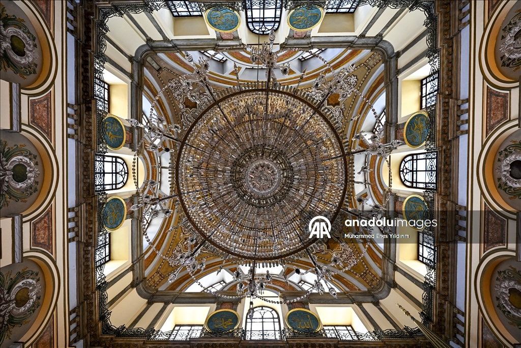 جامع "طولمه باغجه"… جوهرة عثمانية على ضفاف البوسفور