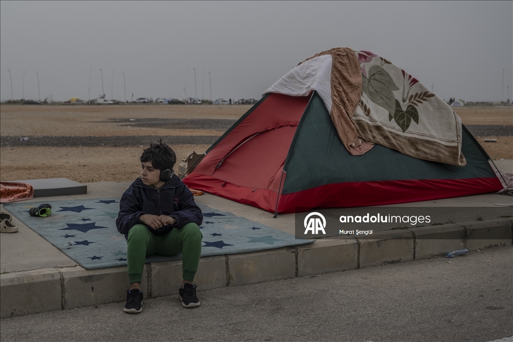 İsrail saldırıları nedeniyle evlerini terk etmek zorunda kalan Lübnanlılar, günlerini sokakta geçiriyor