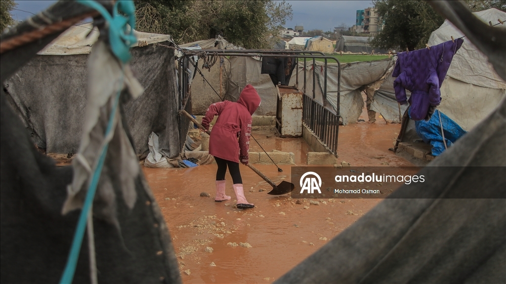 Suriye'de Halep’in kuzeyinde sel nedeniyle sığınmacıların kampları su altında kaldı