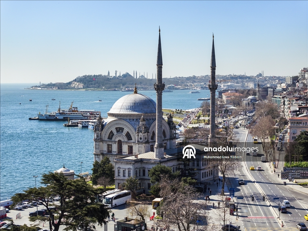 جامع "طولمه باغجه"… جوهرة عثمانية على ضفاف البوسفور