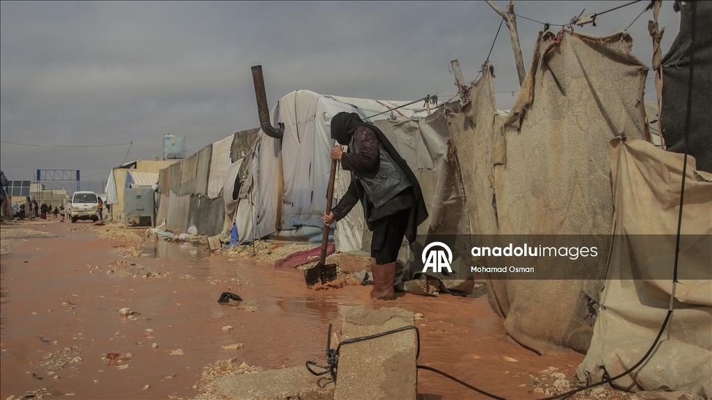 Suriye'de Halep’in kuzeyinde sel nedeniyle sığınmacıların kampları su altında kaldı