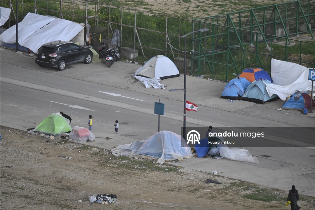 İsrail saldırıları nedeniyle evlerini terk etmek zorunda kalan Lübnanlılar, günlerini sokak ve parklarda geçiriyor
