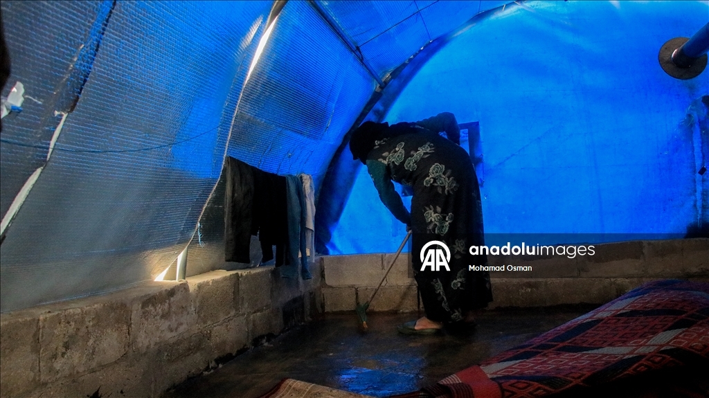 Suriye'de Halep’in kuzeyinde sel nedeniyle sığınmacıların kampları su altında kaldı