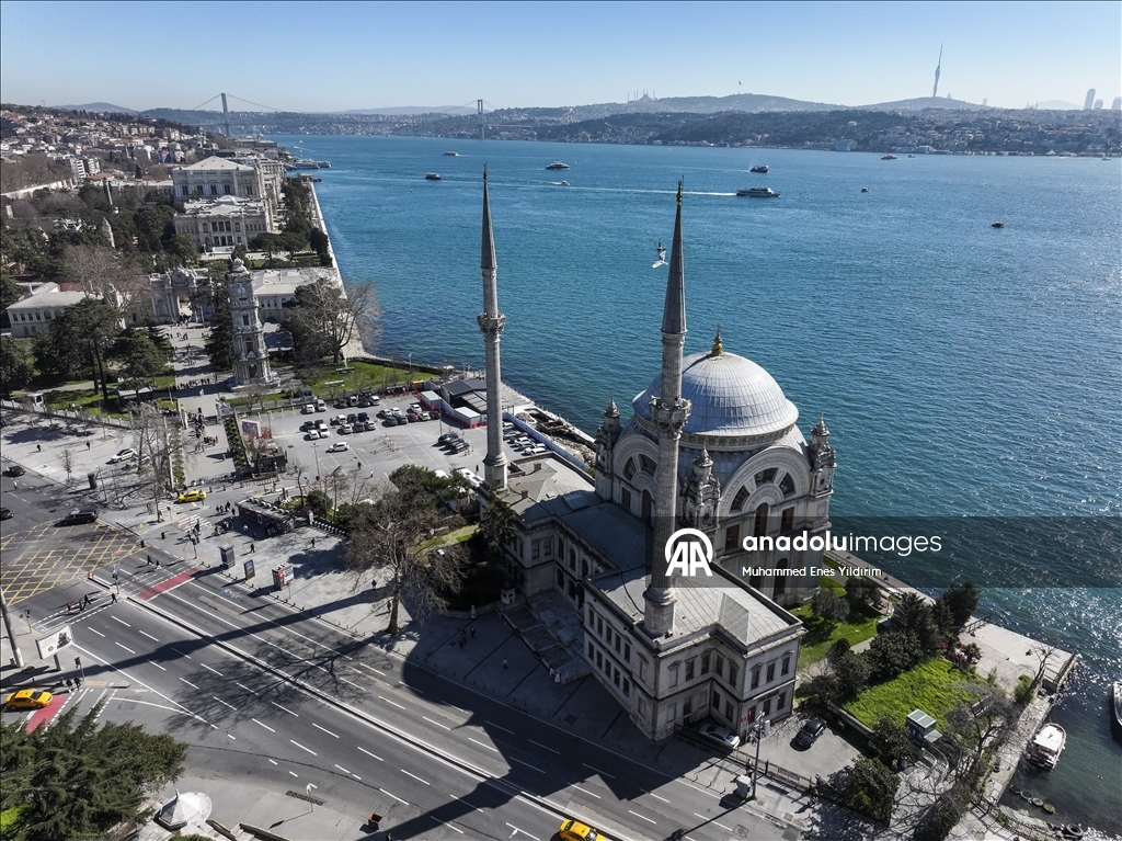 جامع "طولمه باغجه"… جوهرة عثمانية على ضفاف البوسفور