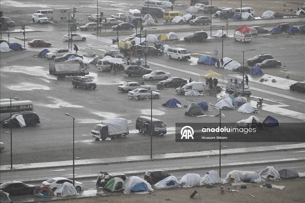 İsrail saldırıları nedeniyle evlerini terk etmek zorunda kalan Lübnanlılar, günlerini sokak ve parklarda geçiriyor