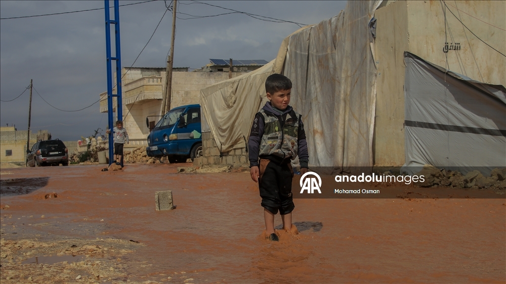Suriye'de Halep’in kuzeyinde sel nedeniyle sığınmacıların kampları su altında kaldı