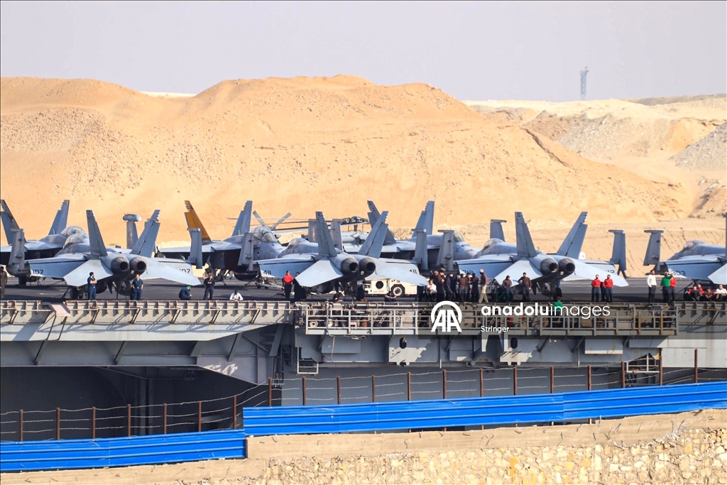 ABD uçak gemisi, Süveyş Kanalı'ndan geçerken görüntülendi 6