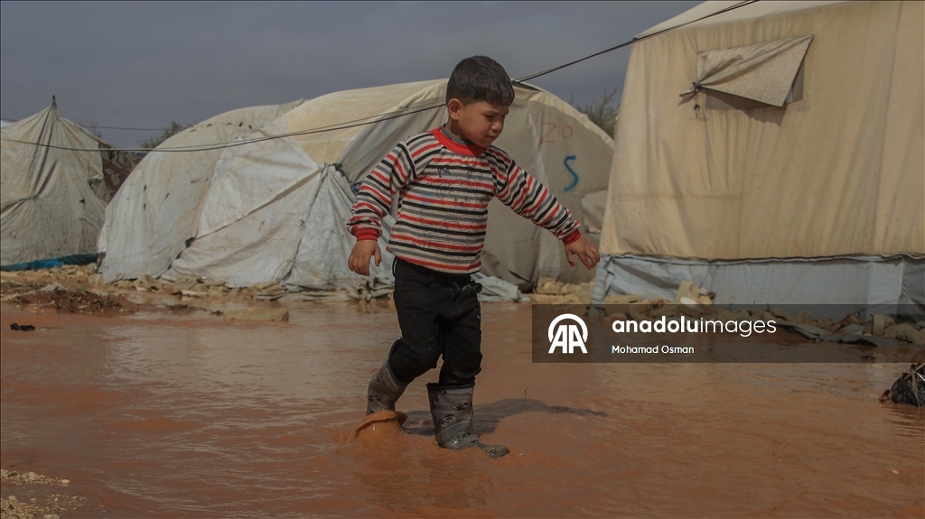 Suriye'de Halep’in kuzeyinde sel nedeniyle sığınmacıların kampları su altında kaldı