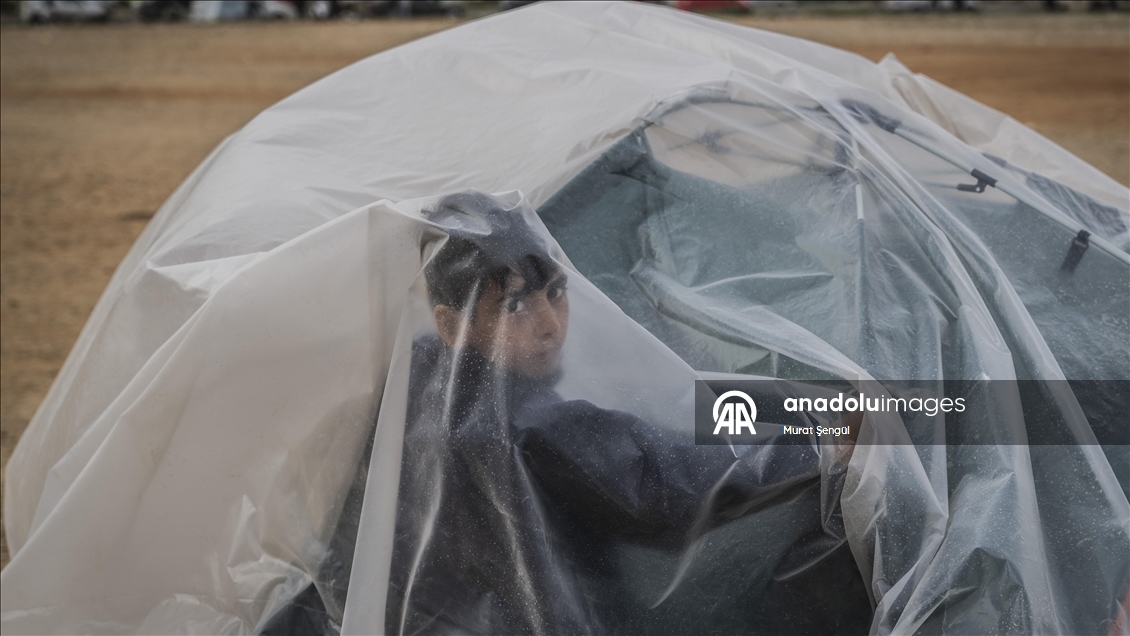 İsrail saldırıları nedeniyle evlerini terk etmek zorunda kalan Lübnanlılar, günlerini sokakta geçiriyor