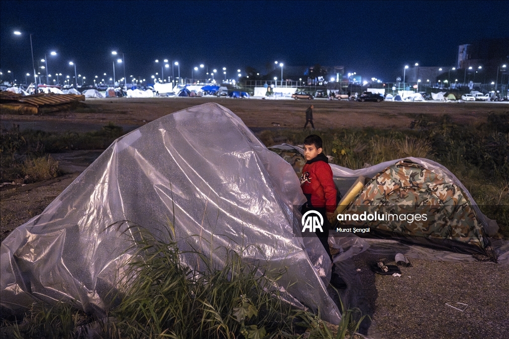 İsrail saldırıları nedeniyle evlerini terk etmek zorunda kalan Lübnanlılar, günlerini sokakta geçiriyor