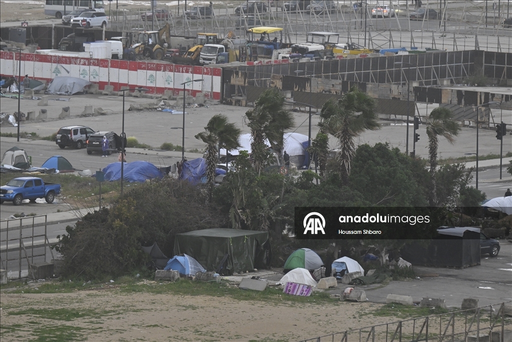 İsrail saldırıları nedeniyle evlerini terk etmek zorunda kalan Lübnanlılar, günlerini sokak ve parklarda geçiriyor