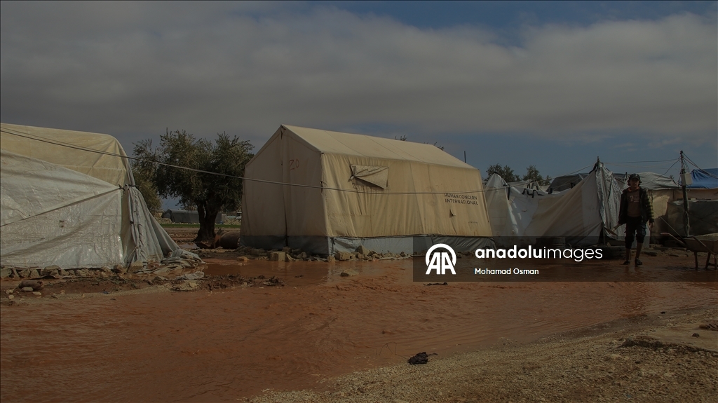 Suriye'de Halep’in kuzeyinde sel nedeniyle sığınmacıların kampları su altında kaldı