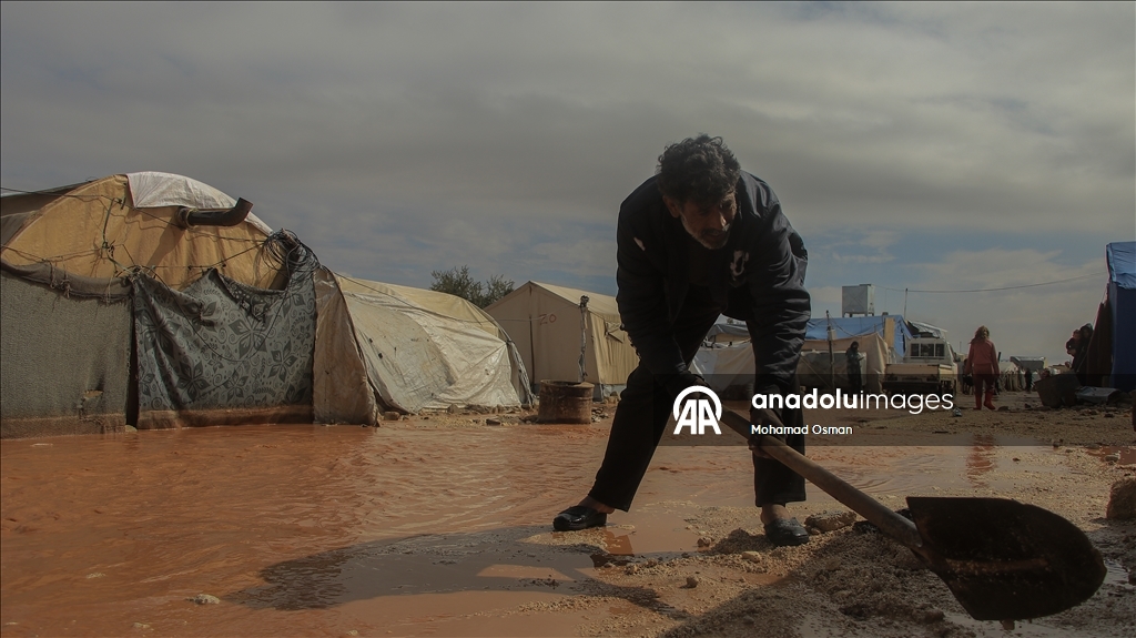 Suriye'de Halep’in kuzeyinde sel nedeniyle sığınmacıların kampları su altında kaldı