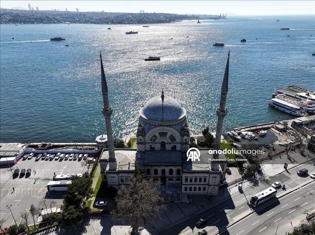 جامع "طولمه باغجه"… جوهرة عثمانية على ضفاف البوسفور