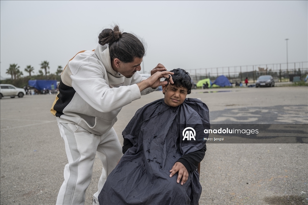 İsrail saldırıları nedeniyle evlerini terk etmek zorunda kalan Lübnanlılar, günlerini sokakta geçiriyor