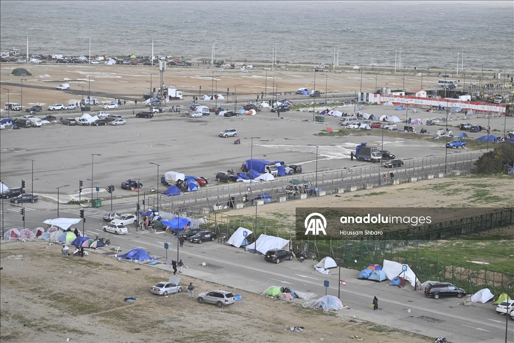 İsrail saldırıları nedeniyle evlerini terk etmek zorunda kalan Lübnanlılar, günlerini sokak ve parklarda geçiriyor