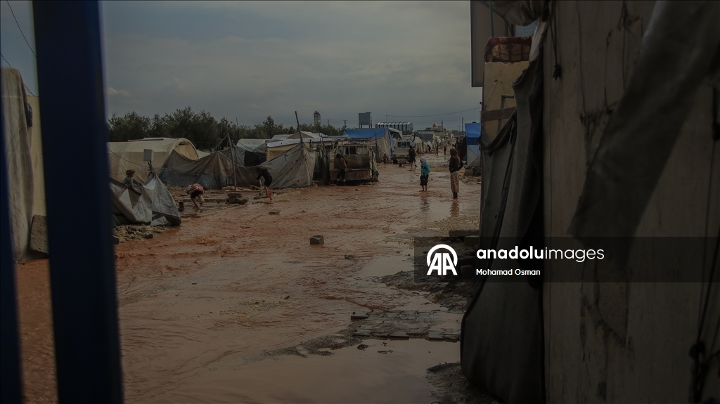 Suriye'de Halep’in kuzeyinde sel nedeniyle sığınmacıların kampları su altında kaldı
