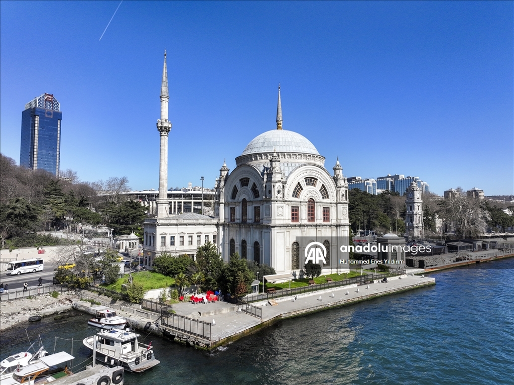 جامع "طولمه باغجه"… جوهرة عثمانية على ضفاف البوسفور