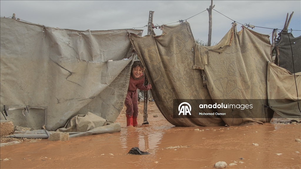 Suriye'de Halep’in kuzeyinde sel nedeniyle sığınmacıların kampları su altında kaldı