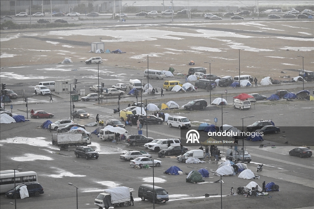 İsrail saldırıları nedeniyle evlerini terk etmek zorunda kalan Lübnanlılar, günlerini sokak ve parklarda geçiriyor