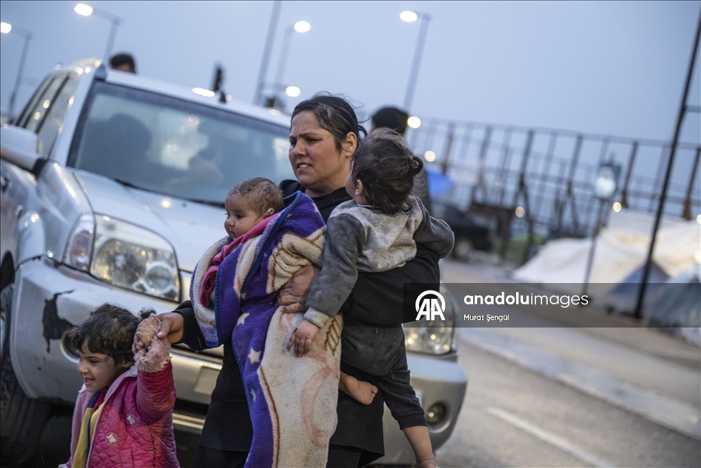 İsrail saldırıları nedeniyle evlerini terk etmek zorunda kalan Lübnanlılar, günlerini sokakta geçiriyor